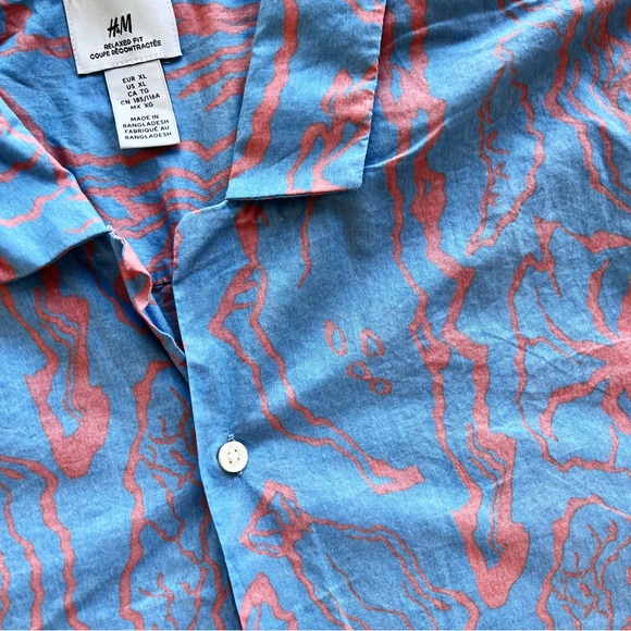 H&M Relaxed Fit Cotton Short Sleeve Shirt in Light Blue and Orange Peach Pattern - Picture 13 of 16